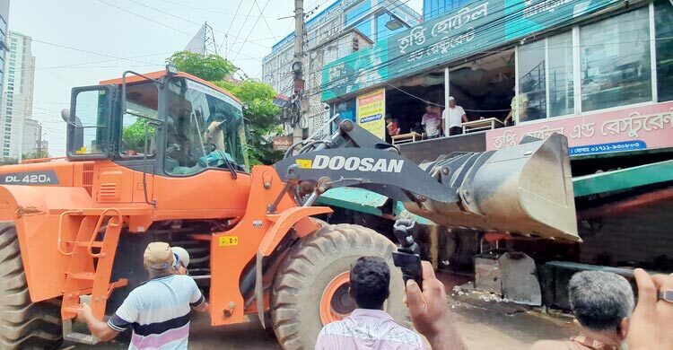 রাজশাহীতে ফুটপাতে উচ্ছেদ অভিযান