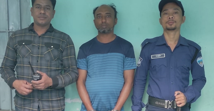 পাঁচ বছরের সাজা এড়াতে পলাতক ছিলেন ১৪ বছর