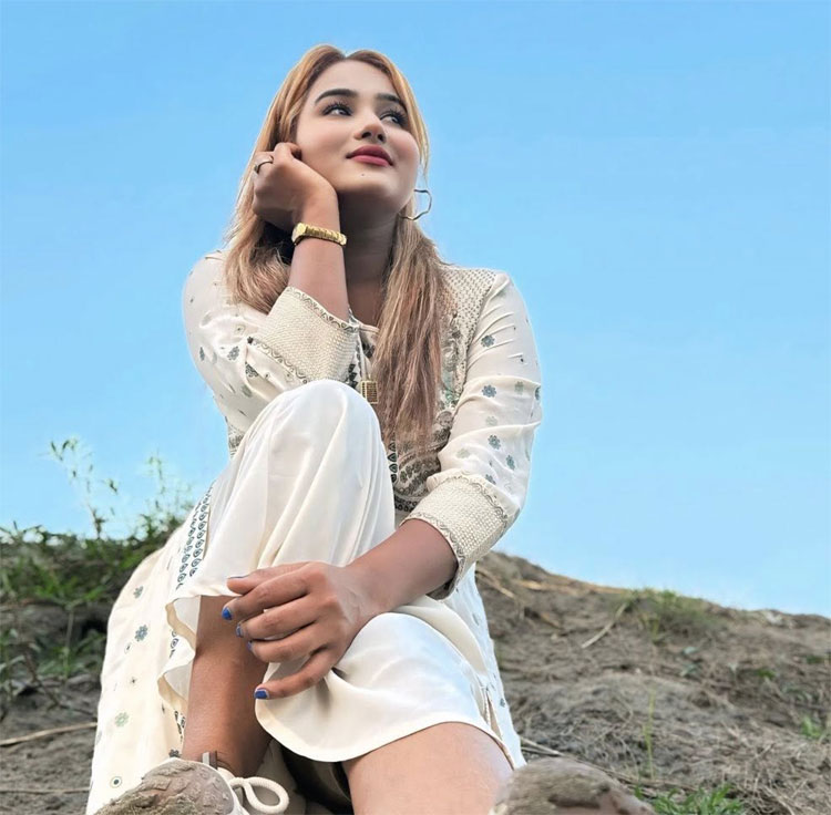 ম্যাক্স অভিকে নিয়ে লাইভে আসবেন হিরো আলমের স্ত্রী