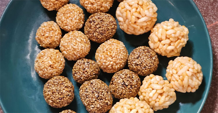 পূজায় চটজলদি তিলের নাড়ু বানাবেন যেভাবে