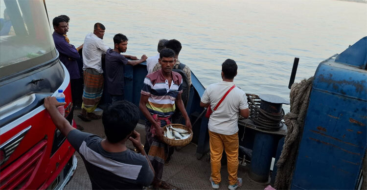 নিষেধাজ্ঞার পরও ফে‌রিতে প্রকাশ্যে চলছে ইলিশ বি‌ক্রি