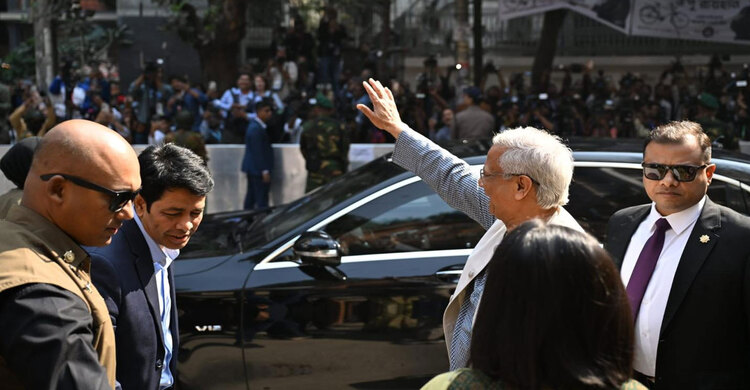 ভোট কেন্দ্র থেকে বের হয়ে গণমাধ্যমকর্মীদের সাথে কুশল বিনিময় করলেন প্রধান উপদেষ্টা