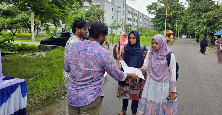 রাবিতে স্টুডেন্ট রাইটস অ্যাসোসিয়েশনের লিফলেট বিতরণ
