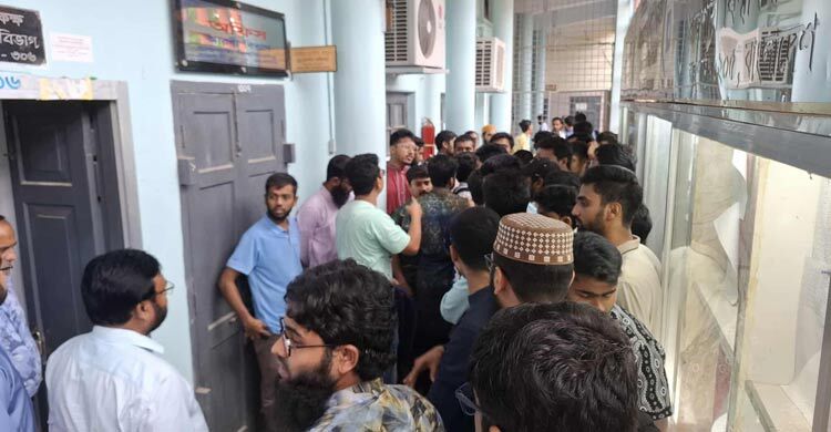 তিন মাসেও ফলাফল না দেওয়ায় বিভাগে শিক্ষার্থীদের তালা
