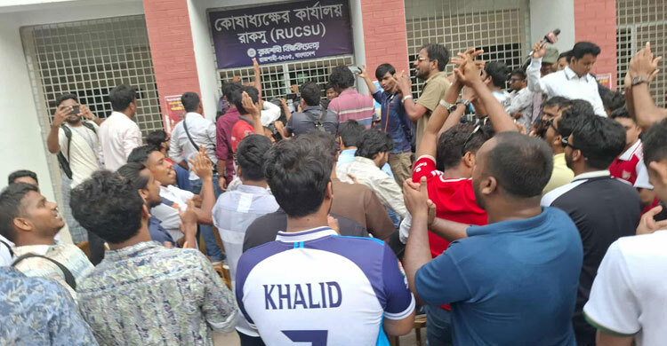 রাকসুর কার্যালয়ে ছাত্রদল নেতাকর্মীদের তালা-ভাঙচুর