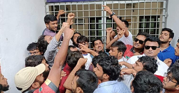 রাকসুতে প্রথম বর্ষের শিক্ষার্থীদের ভোটার করতে ছাত্রদলের তুলকালাম
