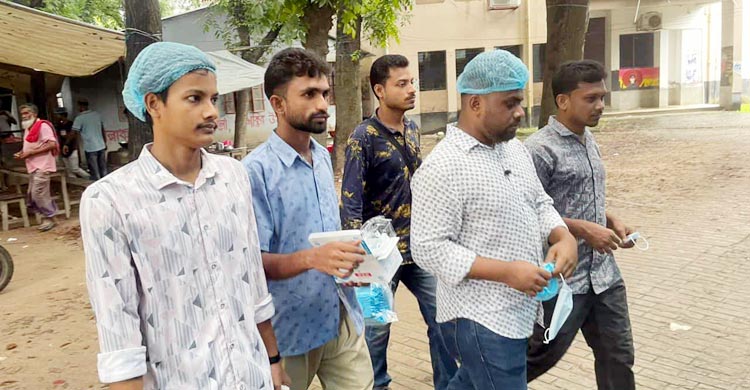 দোকানিদের মাঝে গ্লাভস-মাস্ক বিতরণ রাকসুর দুই প্রার্থীর