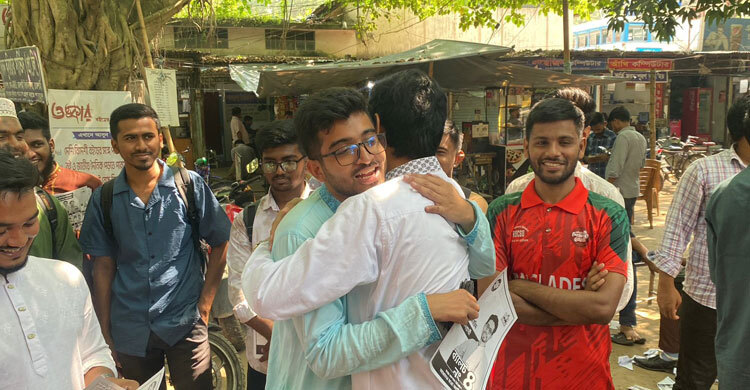 ছাত্রদল-শিবিরের ভিপি প্রার্থীর কোলাকুলি, একসঙ্গে কাজের প্রত্যয়