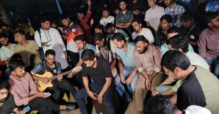 রাকসু নির্বাচন ঘিরে গান-আড্ডায় মেতেছে রাবি