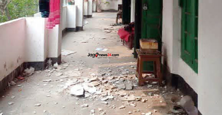 শেরে বাংলা হলের দেওয়াল-ছাদে ফাটল, খসে পড়ছে পলেস্তরা
