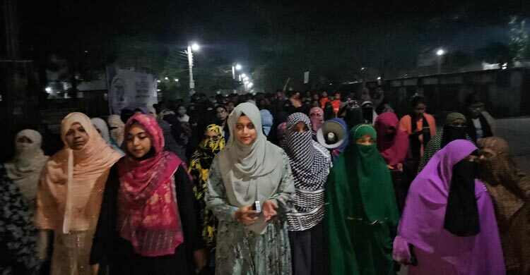 শিক্ষকের বিতর্কিত মন্তব্যে মধ্যরাতে বিক্ষোভে উত্তাল রাবি