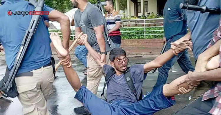 রাবি থেকে শিক্ষার্থীদের তুলে নেওয়ার চেষ্টা, ঢাল হয়ে দাঁড়ান শিক্ষকরা