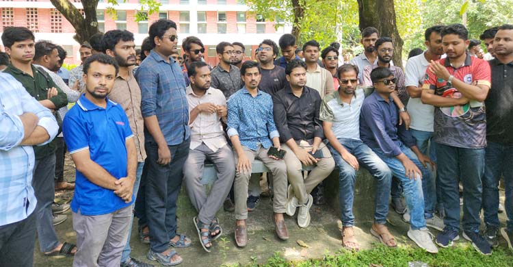 ভোটার তালিকা থেকে ছাত্রলীগের নাম বাতিল দাবিতে ছাত্রদলের বিক্ষোভ