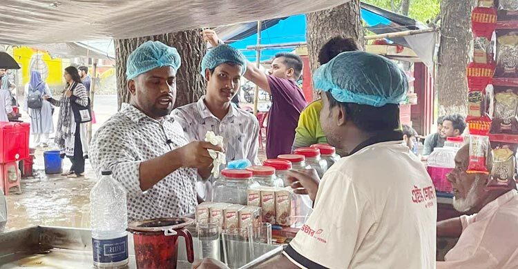 দোকানিদের মাঝে গ্লাভস-মাস্ক বিতরণ রাকসুর দুই প্রার্থীর