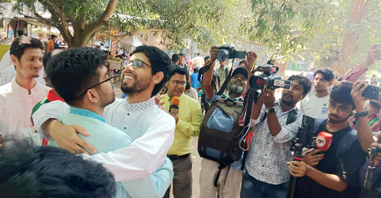 অনাবাসিক শিক্ষার্থীদের কেন্দ্রে আনাই বড় চ্যালেঞ্জ