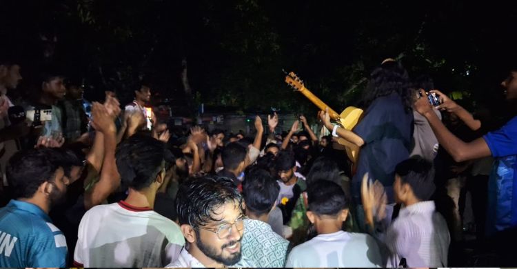 রাকসু নির্বাচন ঘিরে গান-আড্ডায় মেতেছে রাবি