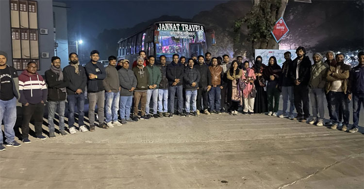 তারেক রহমানকে স্বাগত জানাতে ঢাকায় রাবি ছাত্রদলের শতাধিক নেতাকর্মী