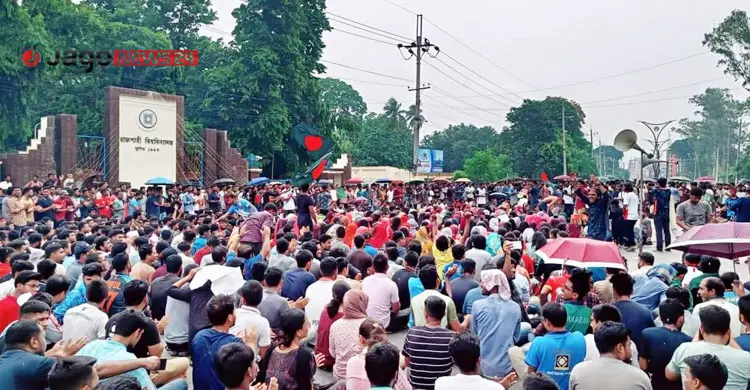 কারফিউ-চেকপোস্ট ভেঙে ঢাকা-রাজশাহী মহাসড়ক অবরোধ করেন শিক্ষার্থীরা