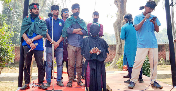 ধর্ষকের প্রতীকী ফাঁসি দিলেন শিক্ষার্থীরা