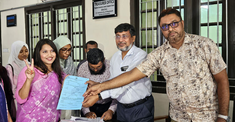 রাকসুর প্রথম নারী প্রার্থী হিসেবে মনোনয়নপত্র নিলেন নিশা আক্তার