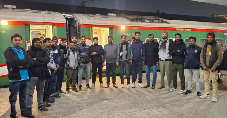 তারেক রহমানকে স্বাগত জানাতে ঢাকায় রাবি ছাত্রদলের শতাধিক নেতাকর্মী