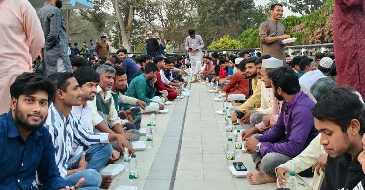 ১৬ হাজার শিক্ষার্থীকে নিয়ে রাবি প্রশাসনের গণ-ইফতার