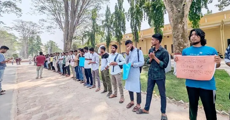 শিক্ষার্থীকে ছাত্রদল নেতার ছুরিকাঘাত, প্রতিবাদে শিক্ষার্থীদের বিক্ষোভ