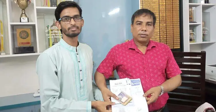 অনুষ্ঠান শেষে উদ্বৃত্ত টাকা প্রশাসনকে ফেরত দিয়ে নজির গড়লেন হল ভিপি