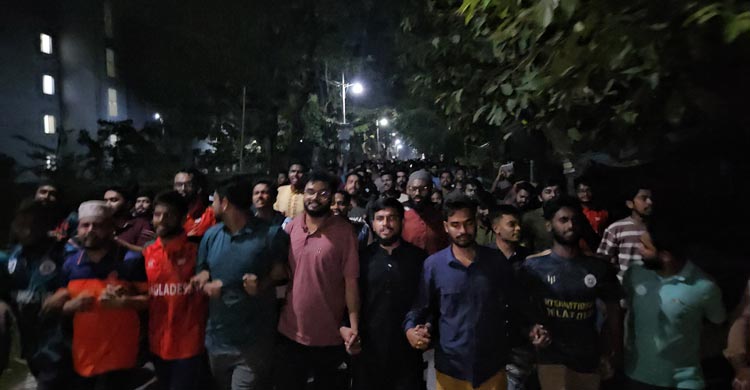 রাজশাহী বিশ্ববিদ্যালয়ের গণযোগাযোগ ও সাংবাদিকতা বিভাগের অধ্যাপক আ. আল মামুনের নারীদের পর্দা নিয়ে বিতর্কিত মন্তব্যের জেরে মধ্যরাতে বিক্ষোভ করেছেন শিক্ষার্থীরা