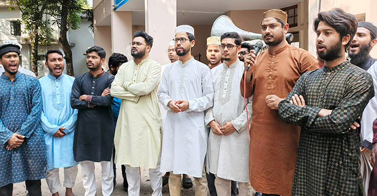 নরসিংদীতে ধর্ষণের পর হত্যার ঘটনায় রাকসুর বিক্ষোভ