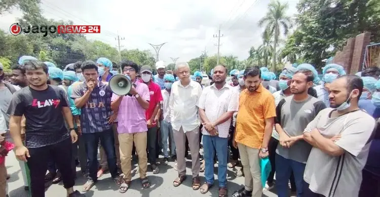 কারফিউ-চেকপোস্ট ভেঙে ঢাকা-রাজশাহী মহাসড়ক অবরোধ করেন শিক্ষার্থীরা