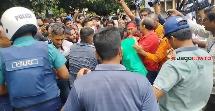 রাবি থেকে শিক্ষার্থীদের তুলে নেওয়ার চেষ্টা, ঢাল হয়ে দাঁড়ান শিক্ষকরা