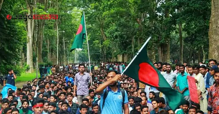 কারফিউ-চেকপোস্ট ভেঙে ঢাকা-রাজশাহী মহাসড়ক অবরোধ করেন শিক্ষার্থীরা