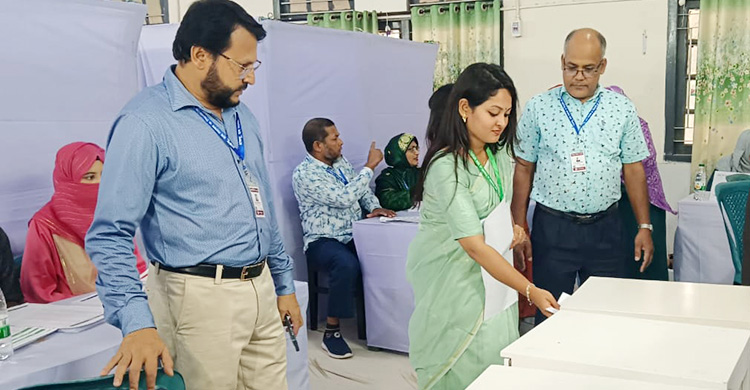 রবীন্দ্র ভবনে প্রথম ভোট দিলেন ছাত্রদল সমর্থিত এজিএস প্রার্থী এশা