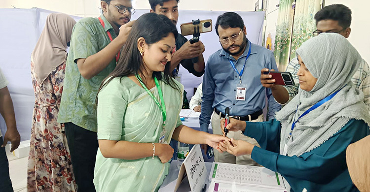 রবীন্দ্র ভবনে প্রথম ভোট দিলেন ছাত্রদল সমর্থিত এজিএস প্রার্থী এষা