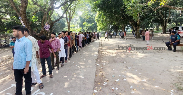বেলা বাড়ার সঙ্গে বাড়ছে ভোটার উপস্থিতি