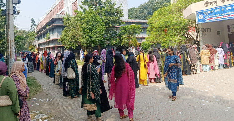 বেলা বাড়ার সঙ্গে বাড়ছে ভোটার উপস্থিতি