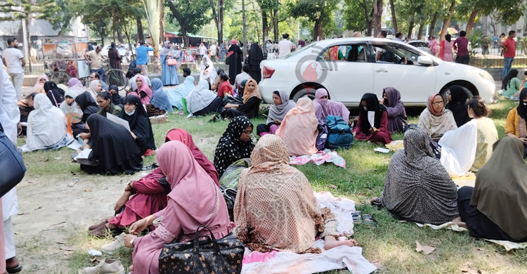 ভেতরে পরীক্ষার্থী, বাইরে অপেক্ষায় হাজারো অভিভাবক