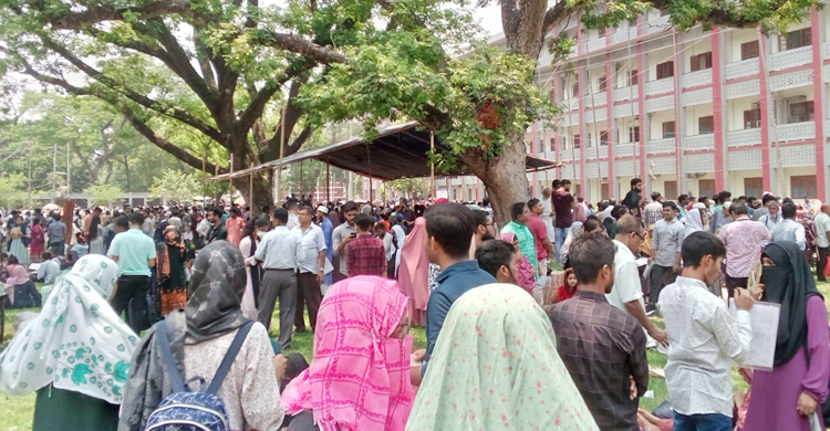ভেতরে পরীক্ষার্থী, বাইরে অপেক্ষায় হাজারো অভিভাবক