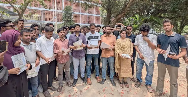 জুলাই সনদ নিয়ে অপপ্রচারের প্রতিবাদে রাবি ছাত্রদলের লিফলেট বিতরণ