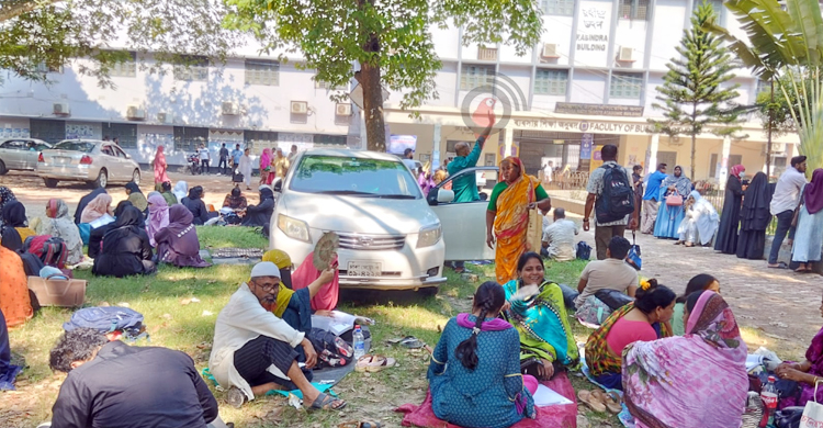 ভেতরে পরীক্ষার্থী, বাইরে অপেক্ষায় হাজারো অভিভাবক
