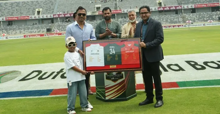 বিদায় বেলায় উইকেট ছুঁয়ে আবেগী রুবেল, যাদের কৃতজ্ঞতা জানালেন