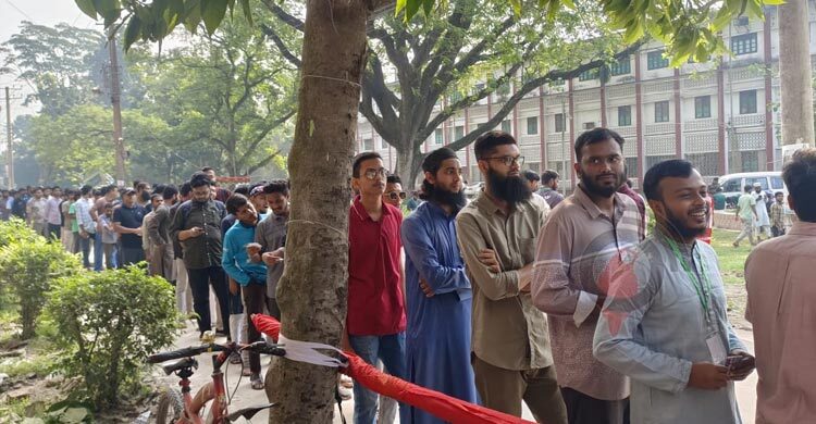 উৎসব আমেজে রাকসুতে চলছে ভোটগ্রহণ