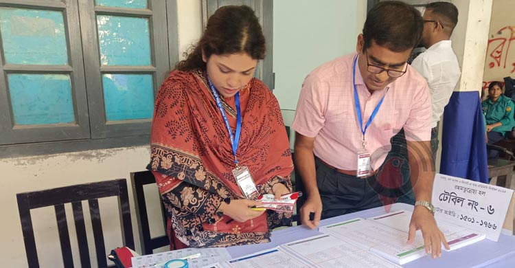 উৎসব আমেজে রাকসুতে চলছে ভোটগ্রহণ