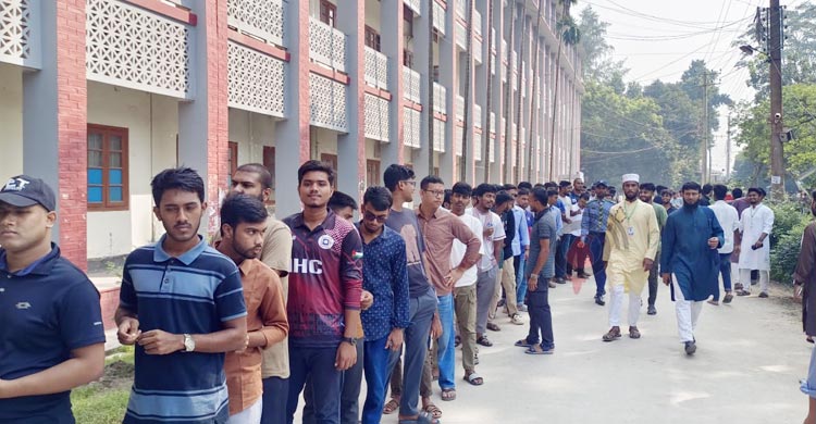 উৎসব আমেজে রাকসুতে চলছে ভোটগ্রহণ