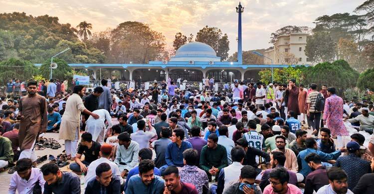 রাকসুর উদ্যোগে গণইফতার, অংশ নিলেন ১৮ হাজার শিক্ষার্থী