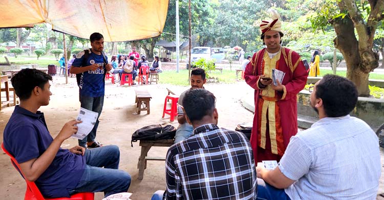 নবাব সিরাজউদ্দৌলার সাজে প্রচারণায় সংস্কৃতি সম্পাদক প্রার্থী