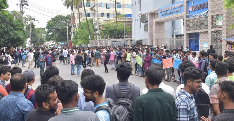৩ দফা দাবিতে রুয়েট শিক্ষার্থীদের নেসকো ভবন অবরোধ