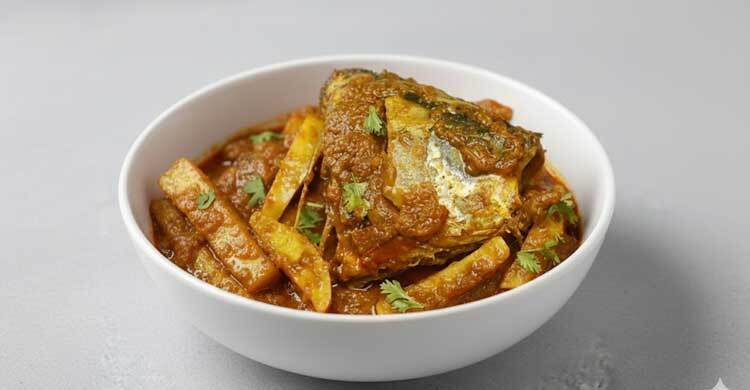 রুইয়ের মাথায় আলু চচ্চড়ি বানাবেন যেভাবে