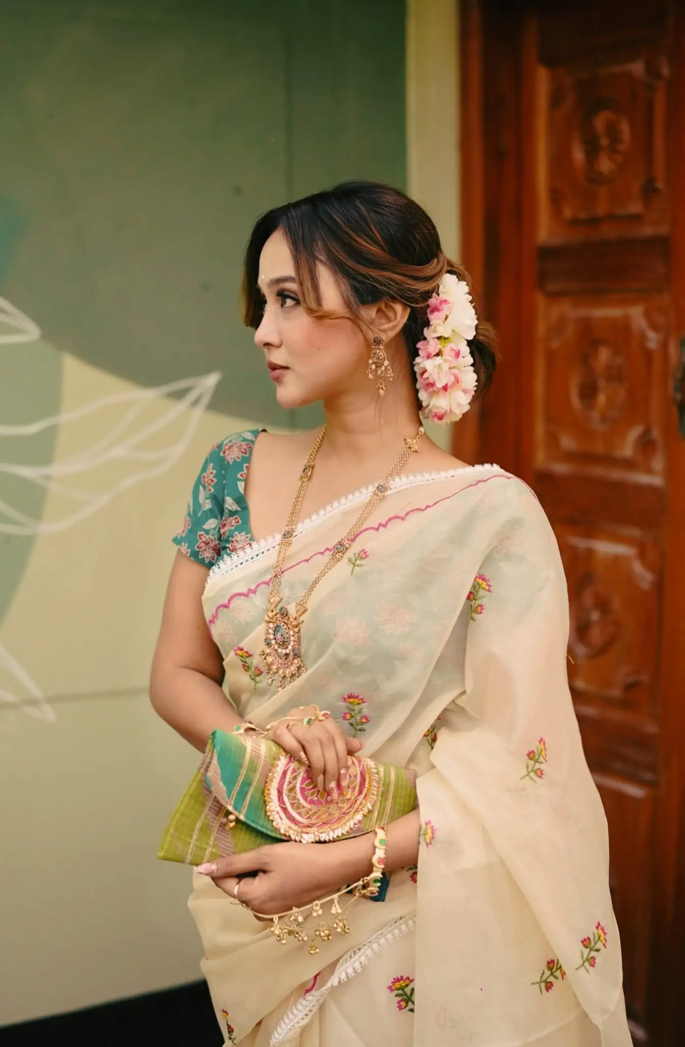 বৈশাখের স্নিগ্ধ লুকে নজর কাড়লেন চমক